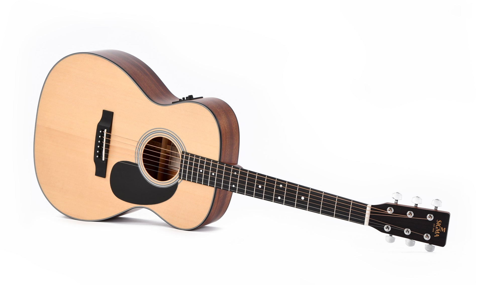 Modèle SOMM-STE, Orchestra Model, table épicéa massif, f/e acajou massif, touche micarta, EQ Fishman, soft case, naturel satiné