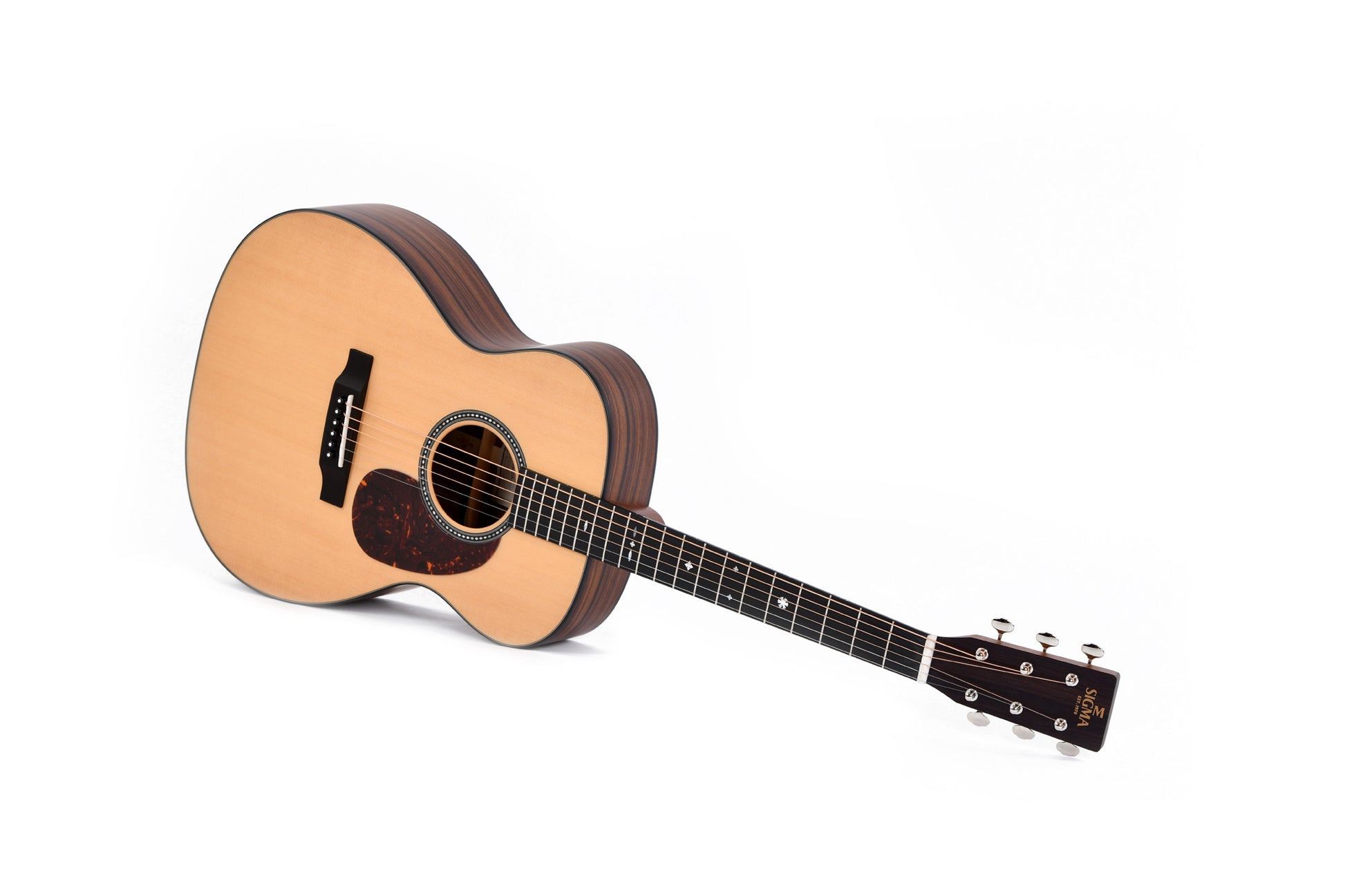 Modèle S000P-10E, Forme 000, table épicéa Sitka massif, f/e pau ferro massif, touche micarta, EQ LR Baggs, soft case, naturel