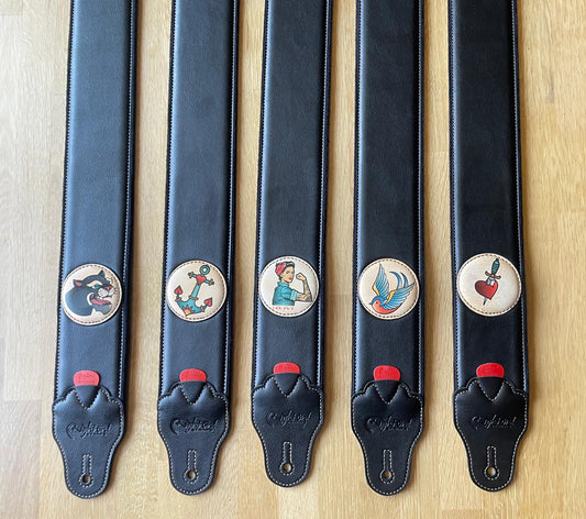 Pack de 5 courroies modèle TATOO OLD SCHOOL : 1x ANCHOR, 1x HEART, 1x PANTHER, 1x PIN-UP, 1x SWALLOW, livré en boite cartonnée