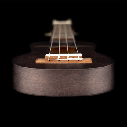 K1-CO, ukulélé Sopranino, table okoumé avec motif tortue, fond & éclisses okoumé, manche okoumé, charbon pores ouverts