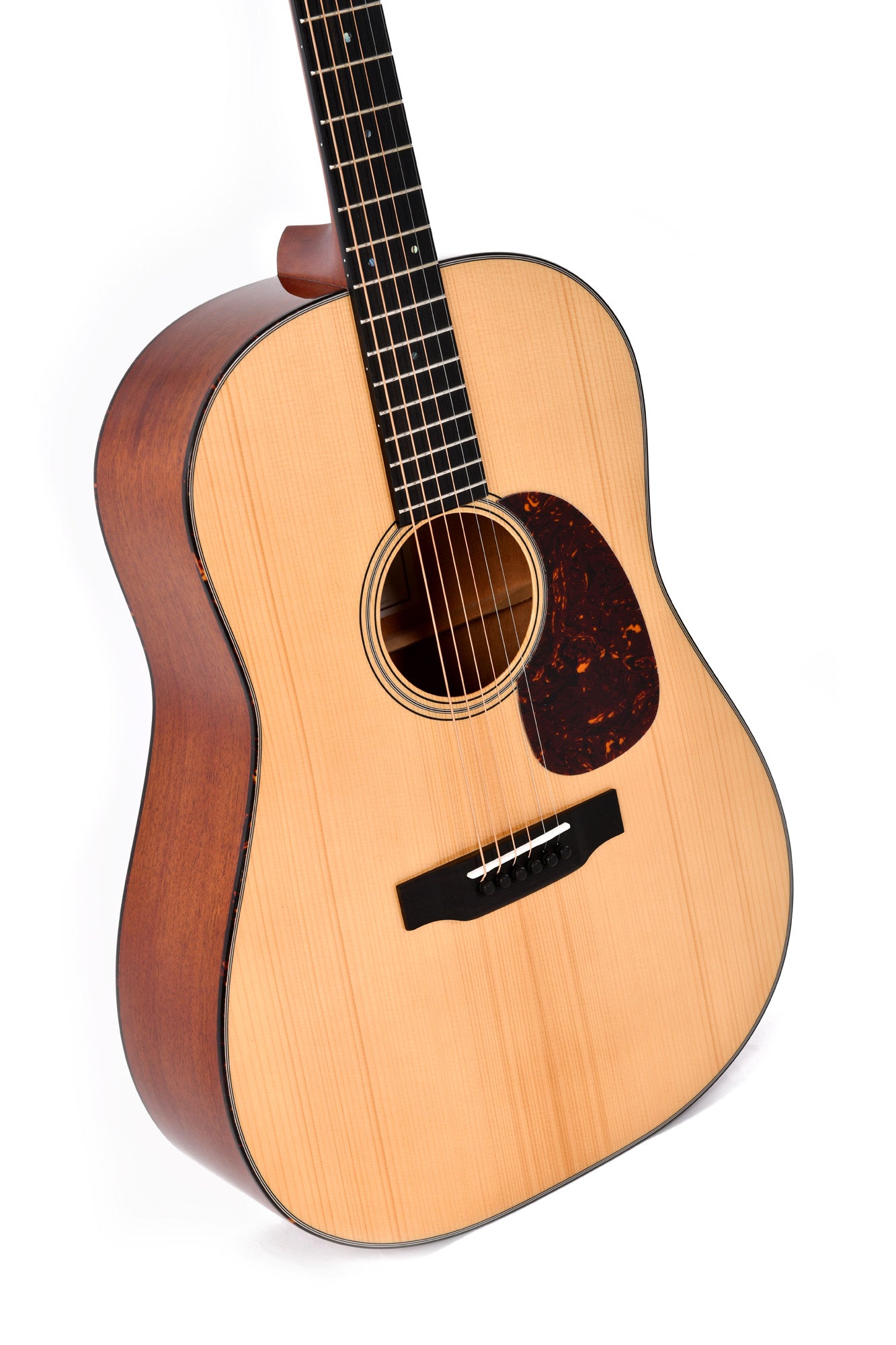 Modèle SDM-18S, Dreadnought, table épicéa massif, f/e acajou massif, touche ébène, tête ajourée, soft case, naturel brillant