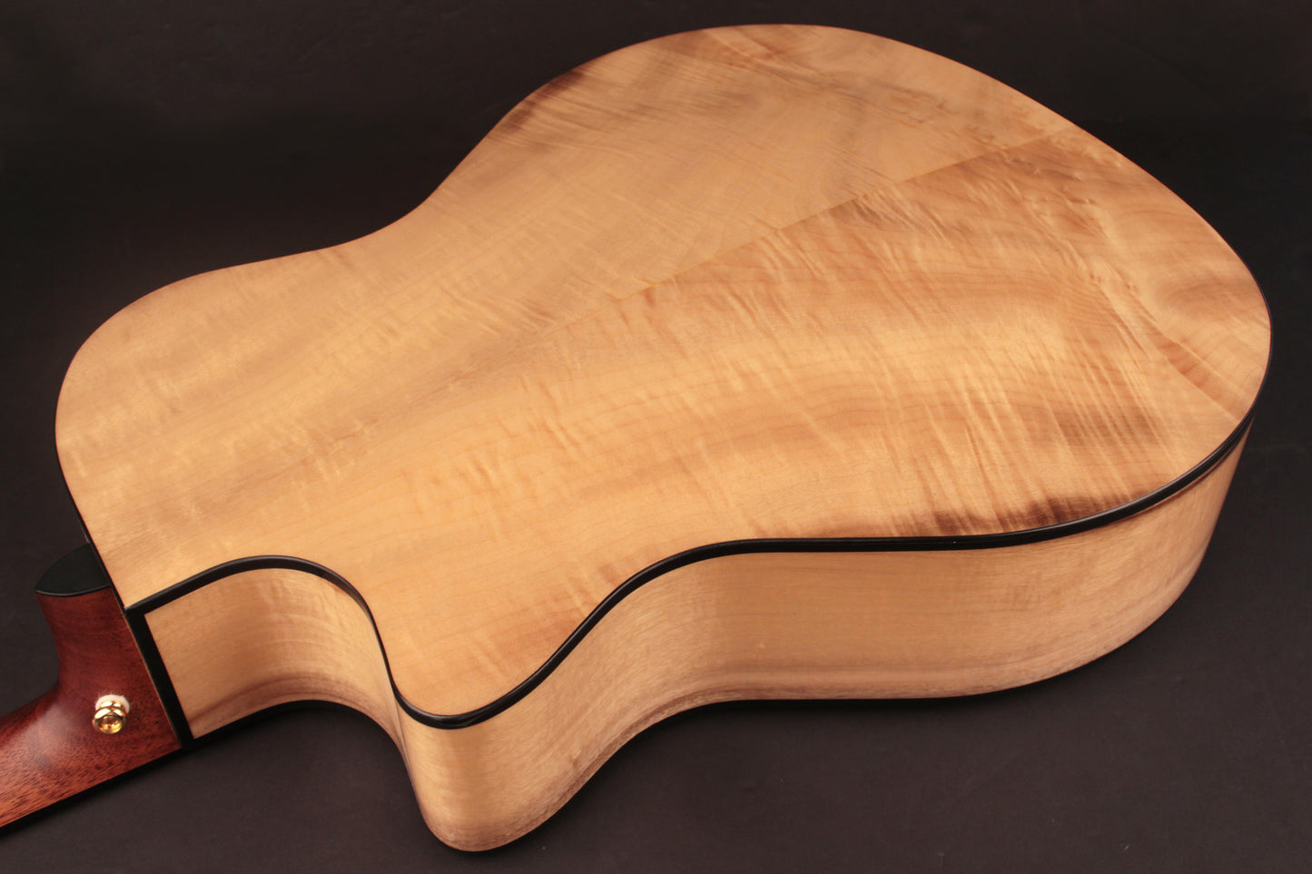 GA-MY, série Bevel Cut, table épicéa massif, fond & éclisses myrtlewood, EQ L.R. Baggs EAS-VTC, naturel brillant