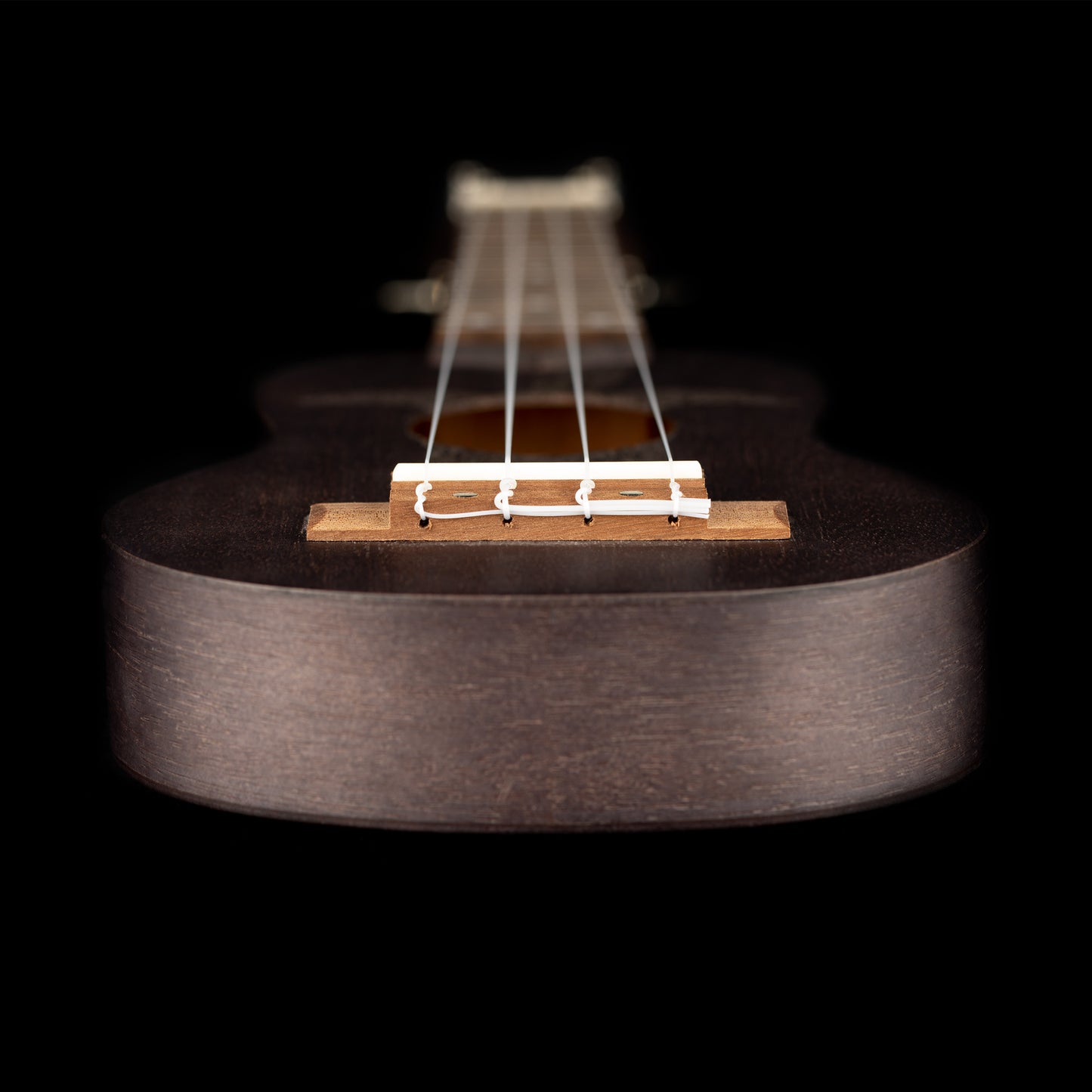 K1-CO, ukulélé Sopranino, table okoumé avec motif tortue, fond & éclisses okoumé, manche okoumé, charbon pores ouverts