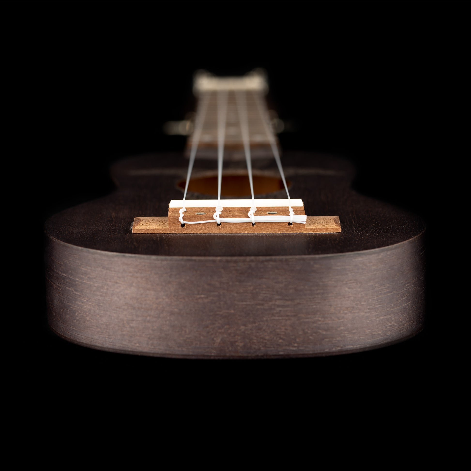 K1-CO, ukulélé Sopranino, table okoumé avec motif tortue, fond & éclisses okoumé, manche okoumé, charbon pores ouverts