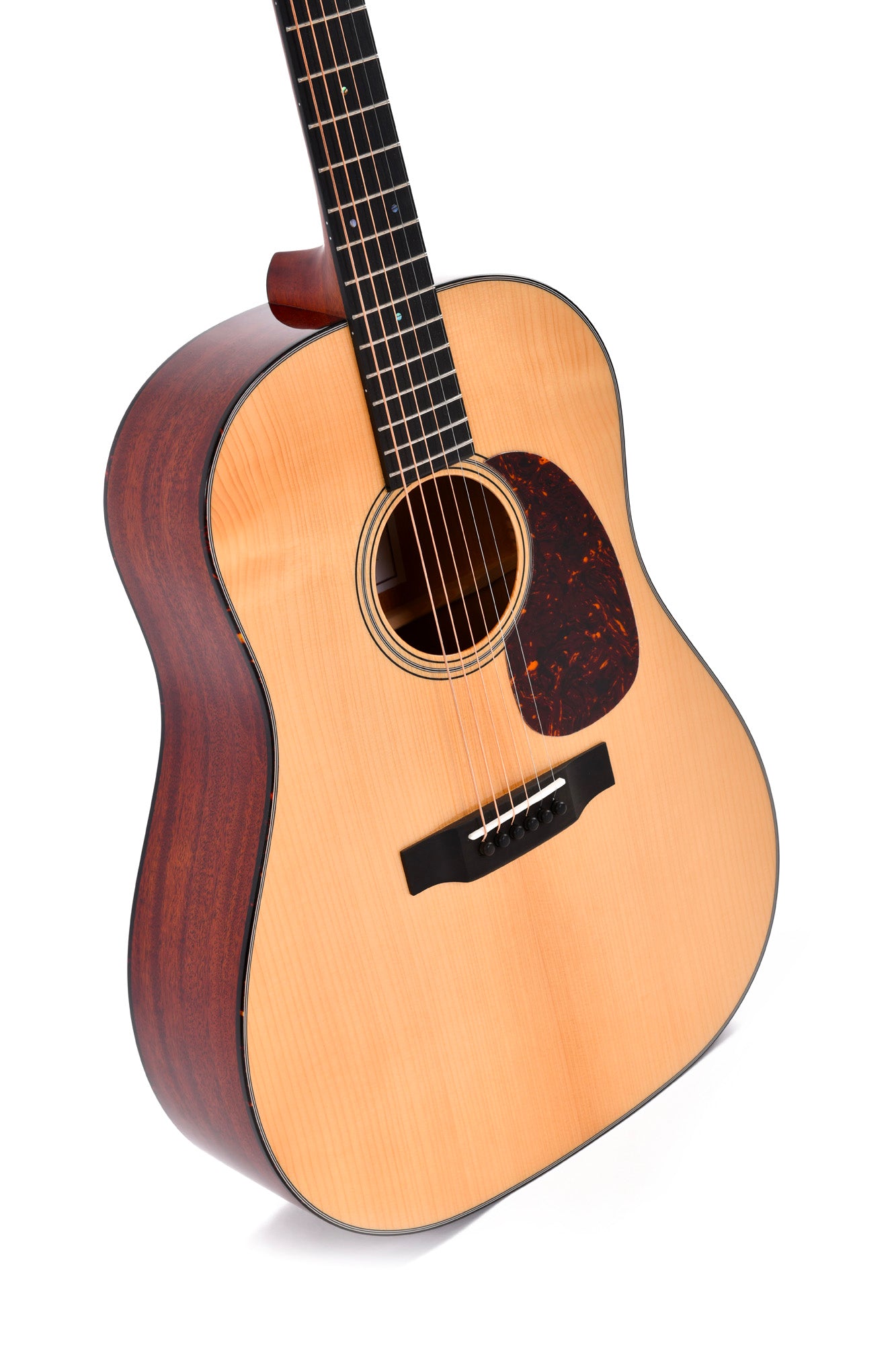 Modèle SDJM-18, Dreadnought, table épicéa massif, f/e acajou massif, touche ébène, tête ajourée, soft case, naturel brillant