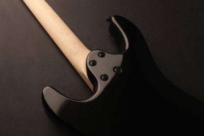 KX100, corps tilleul, manche vissé érable, touche jatoba, 2 micros doubles Powersound, black metallic