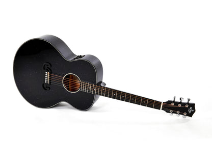 Modèle GJM-1E, Grand Jumbo, table épicéa massif, f/e acajou, touche micarta, EQ Fishman, noir pailleté