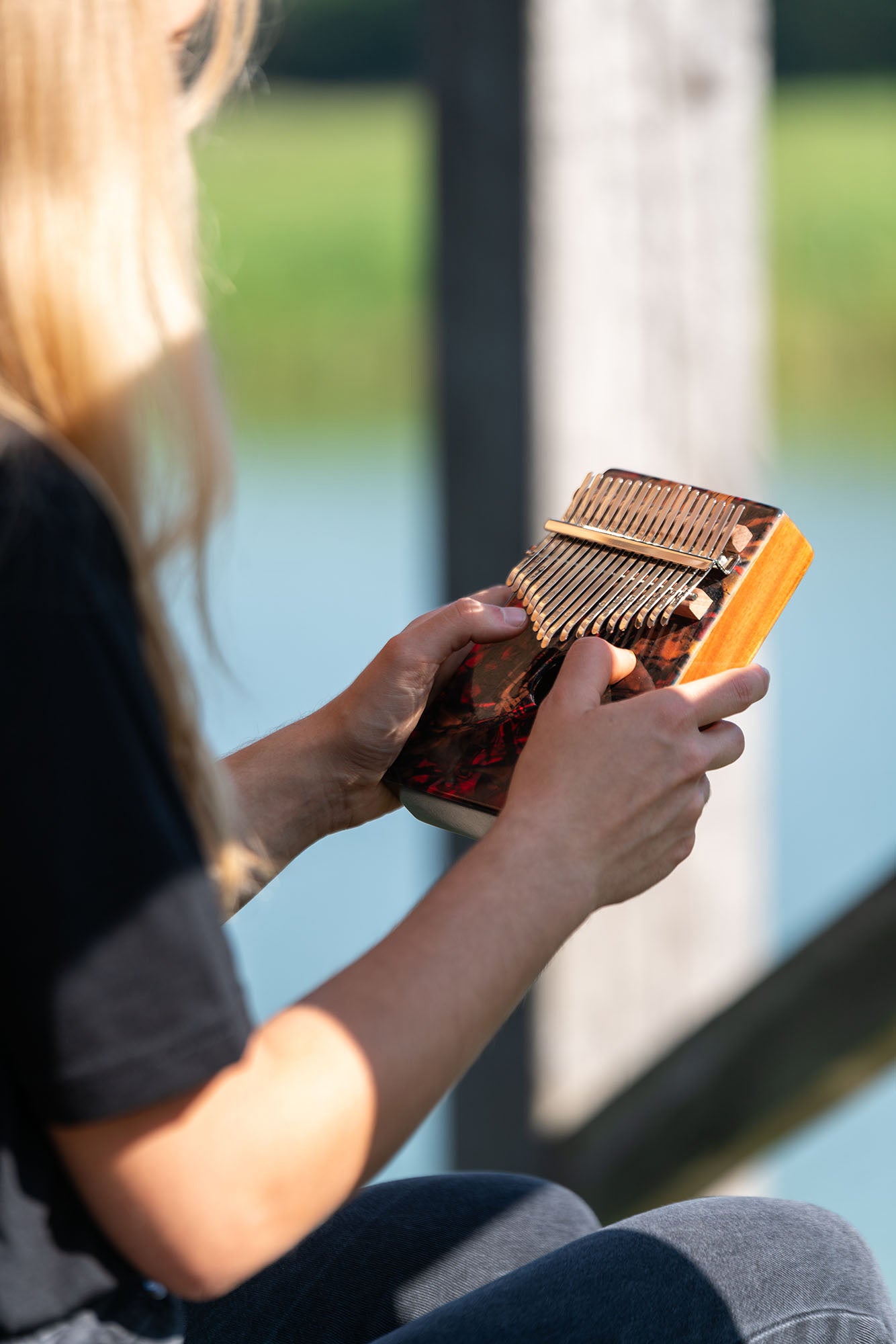 Kalimba Meinl avec rosace, 17 notes, design Lava - KA17LV