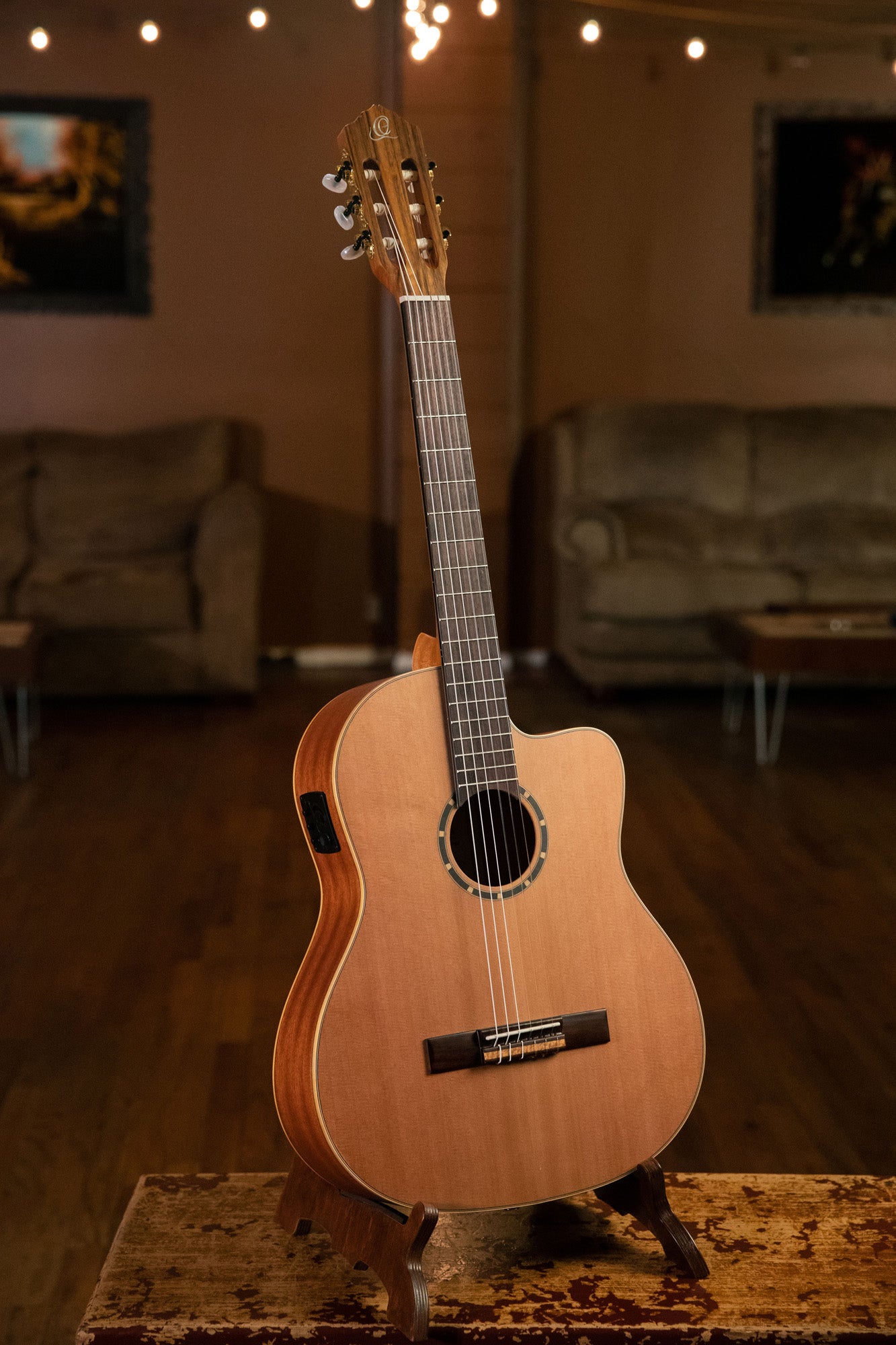 RCE131SN, modèle Slim Neck, pan coupé, EQ MagusPro, table cèdre rouge massif, manche acajou (sillet 48 mm), housse, naturel