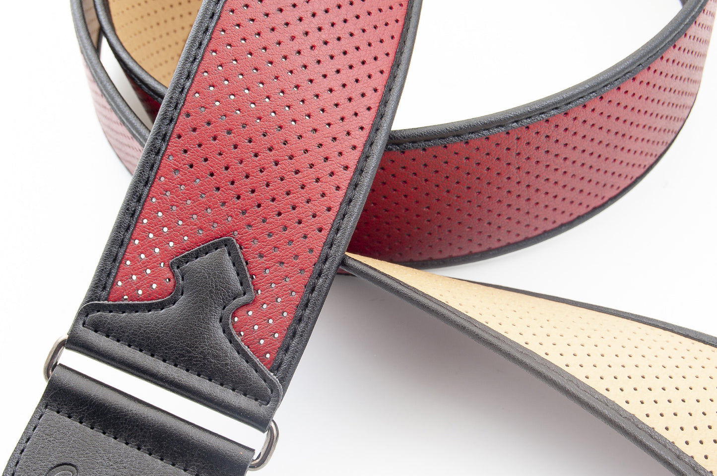 Courroie modèle MONTE-CARLO, matériau synthétique à perforations multiples, largeur 6 cm, longueur 90 à 153 cm, rouge