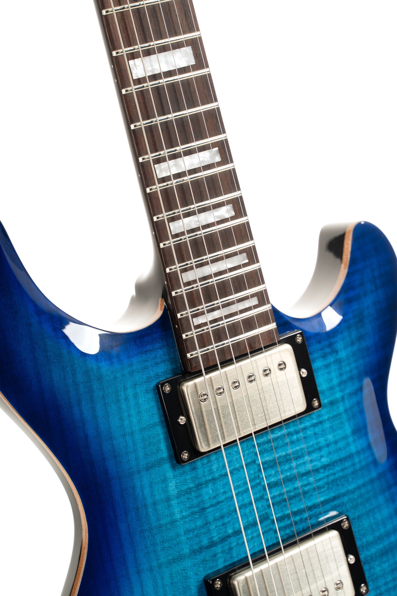 M600, corps acajou, placage érable flammé, manche collé acajou, 2 micros doubles Cort Voiced Tone VTH-59, blue burst