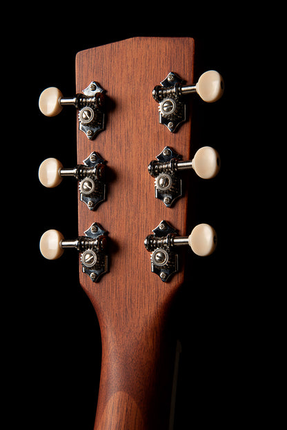 CJ Retro, table épicéa, f/e acajou, manche acajou, sillets Graphtech, EQ Fishman VTB, micro Fishman Neo-D, noir mat