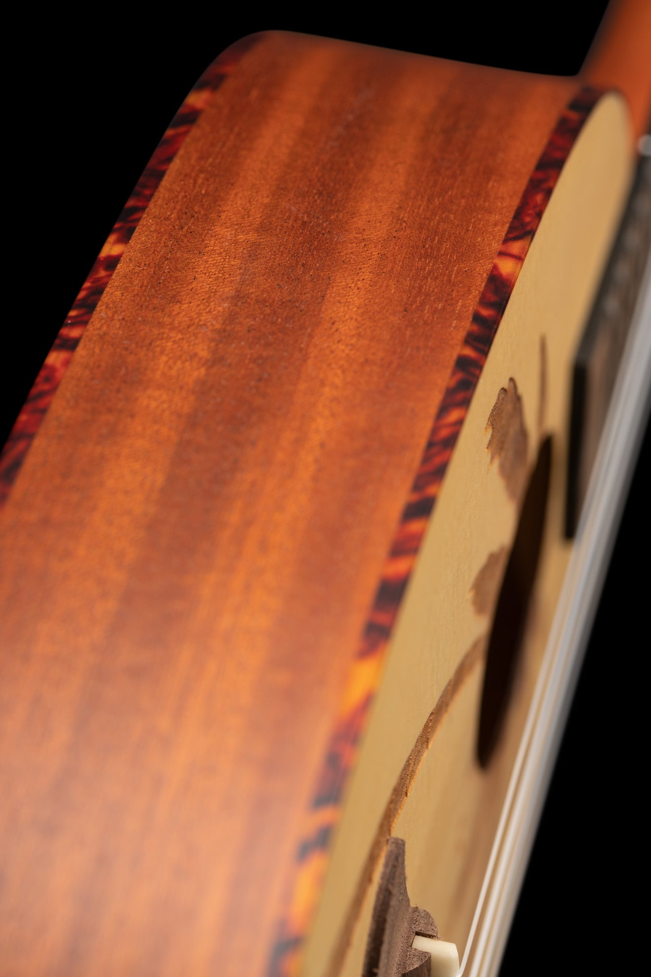 RUPA5, modèle Concert, table épicéa avec motif gravé au laser, manche acajou, sillet 36 mm, naturel satiné