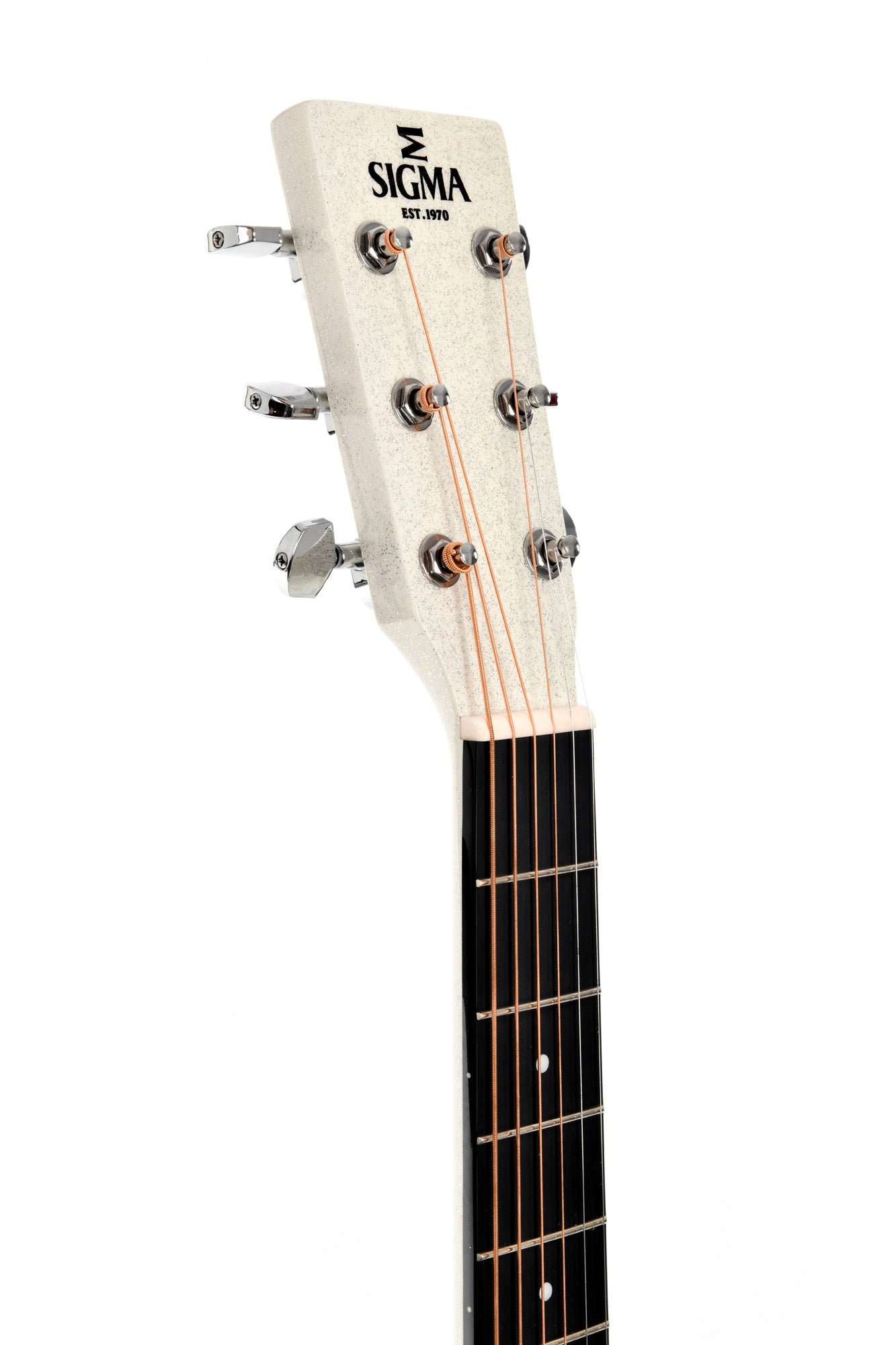 Modèle GM-1E, Grand OM, table épicéa massif, f/e acajou, touche micarta, EQ Fishman, blanc pailleté