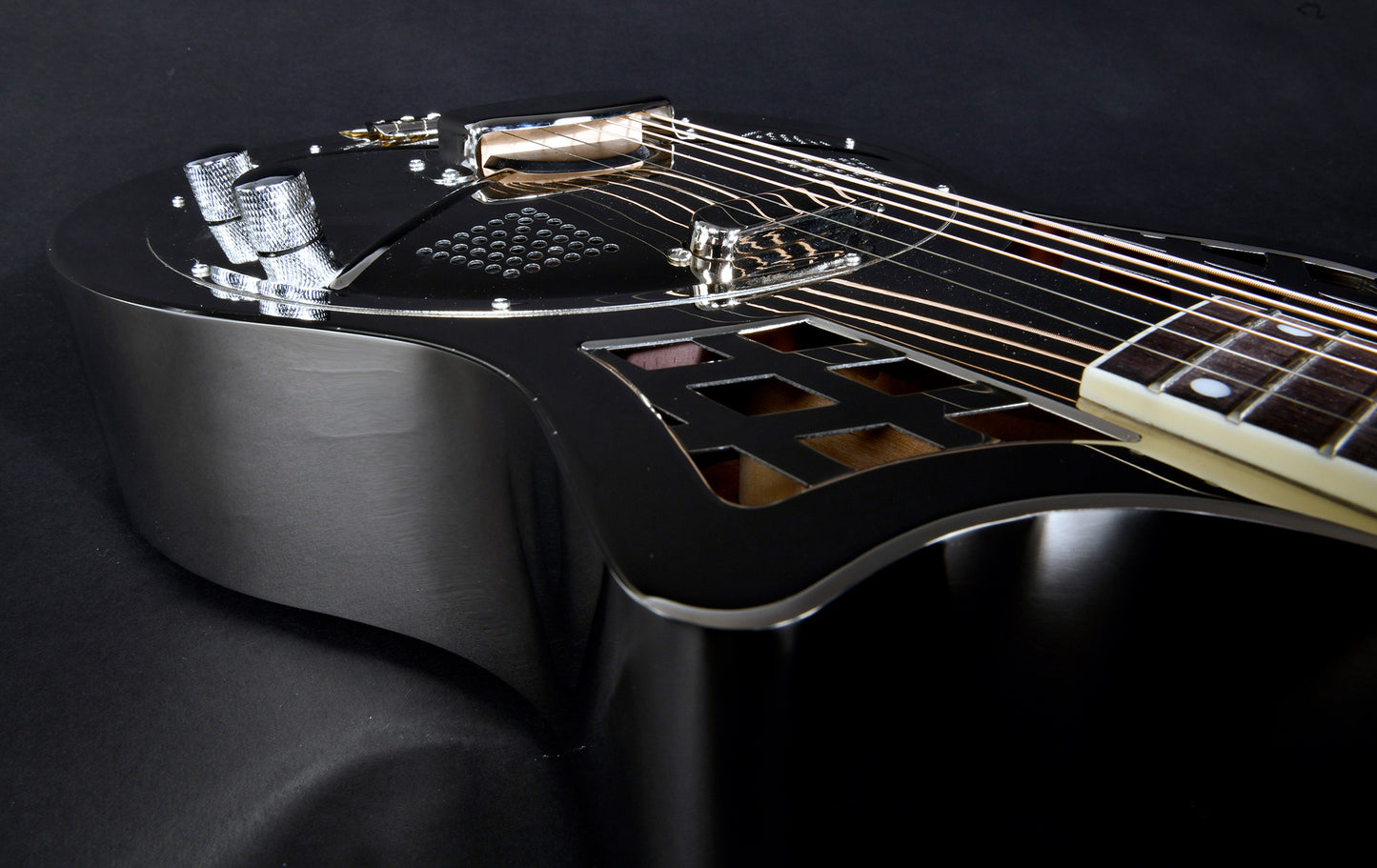 JR-994E, corps en laiton, manche acajou, touche palissandre, micro simple, nickel brillant