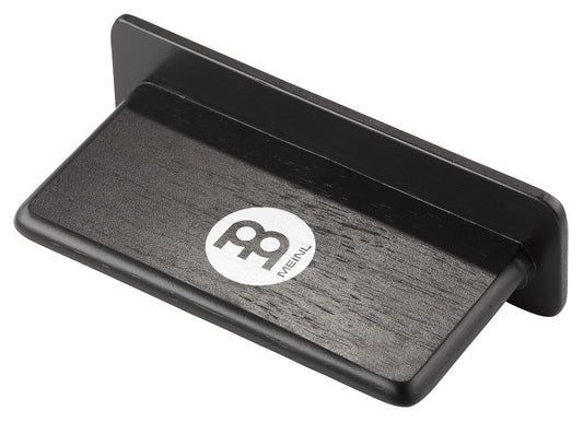 Support latéral pour cajon, large, permet de tenir les accessoires au plus près de la surface de jeu.