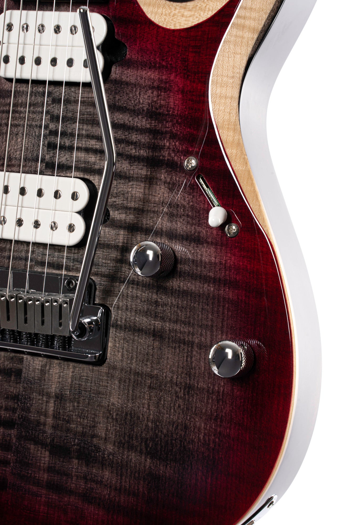 X700 Duality II, corps acajou, table érable flammé, touche ébène, trémolo CFA-III, micros Fishman Fluence, housse, lava burst