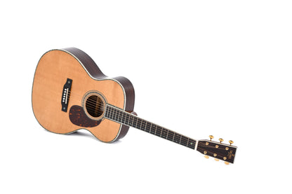 Modèle 000T-42, Forme 000, table épicéa massif, f/e tilia, touche micarta, binding abalone, étui, naturel brillant