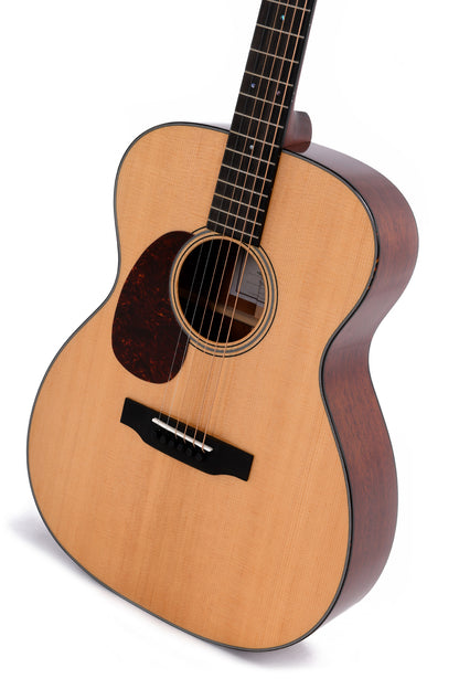 Modèle S000M-18L, Forme 000, table épicéa massif, f/e acajou massif, touche ébène, soft case, naturel brillant, gaucher