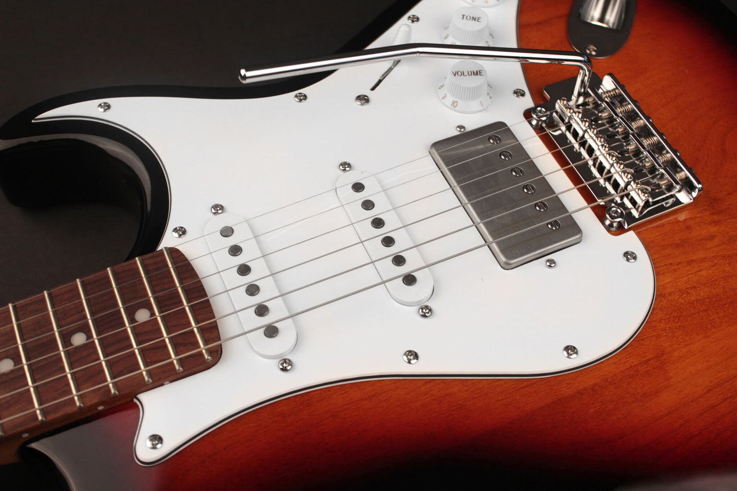 G260CS, corps aulne, manche érable"roasted", touche pau ferro, 2 micros simples et 1 double Voiced Tone, sunburst 3 tons