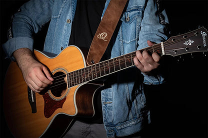 OSSU-40, courroie guitare, série Suede, face et dos cuir suédé, largeur 6 cm, longueur de 92 à 145 cm, cognac