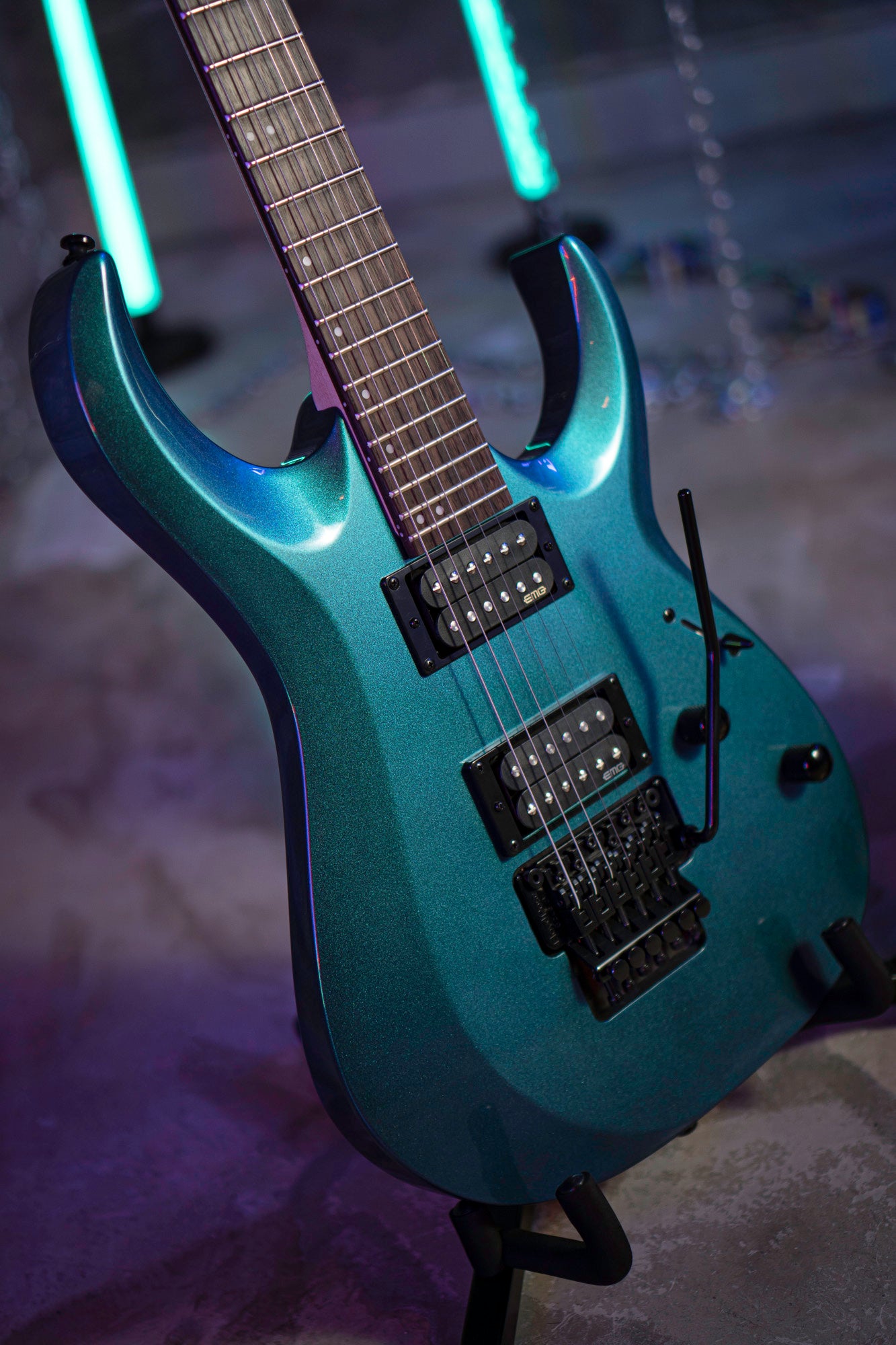X300, corps tilleul, manche érable, touche palissandre, vibrato Floyd Rose, 2 micros EMG RetroActive Hot70, flip blue