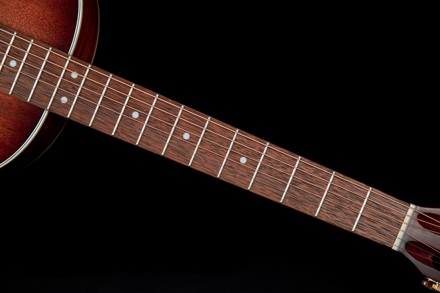 AP550, forme Parlor, table acajou, f/e acajou, manche acajou, sillet 43 mm, naturel pores ouverts