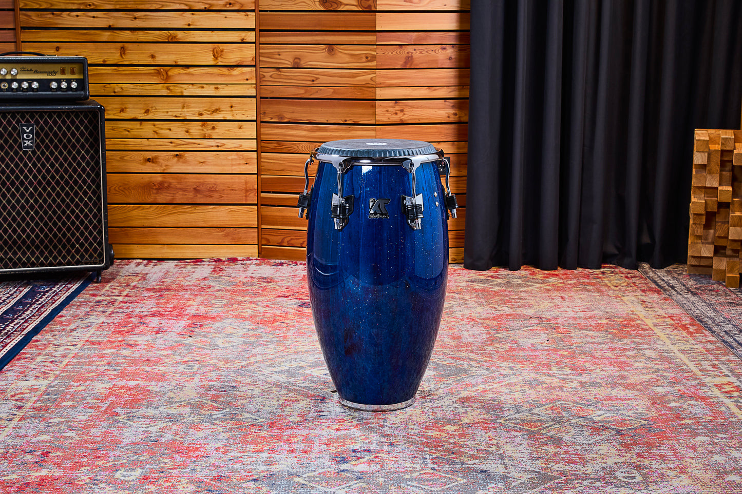 Conga William 'Kachiro' 11" 3/4, fût pin de Nouvelle-Zélande 3 plis, hauteur 76.2cm, peau cuir de veau noir, cercles SSR 4mm